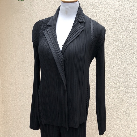 Issey Miyake Fete Fully Pleated Black Blazer and Pant Suit - Picture 3 of 13